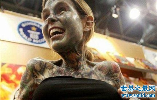 世界上纹身最恐怖的女人，浑身每一寸肌肤都布满纹身！
