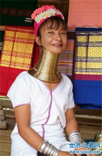 世界上最长颈的女人，脖子长70厘米（美并痛苦着）