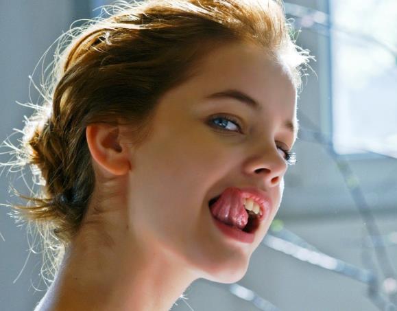 世界上之最长舌头的女性-舌头长7厘米
