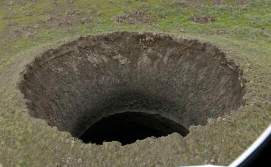 西伯利亚再现50米深神秘坑洞 形成原因至今是个谜团