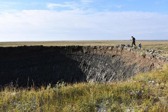 西伯利亚再现50米深神秘坑洞 形成原因至今是个谜团
