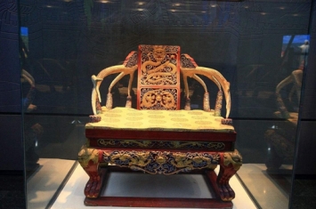 故宫的龙椅是什么材质的?是不是纯金打造的揭秘