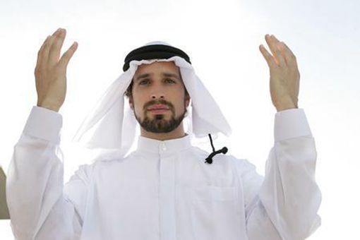 阿拉伯人为什么穿着洁白无瑕的长袍和裹头?