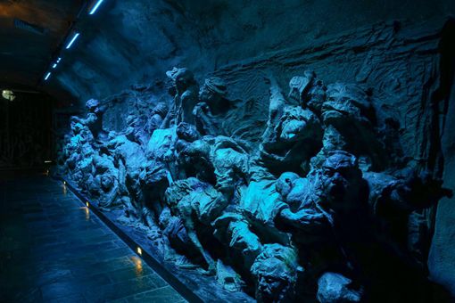 重庆大隧道惨案,为何说数万人是被自己人害死的?