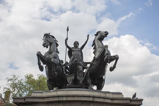 英国的自由女神,为何要斩杀10万罗马军泄愤?