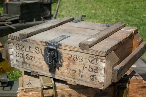 为何在近代历史上的战争中,弹药箱要用木质的而不是用铁质的呢?
