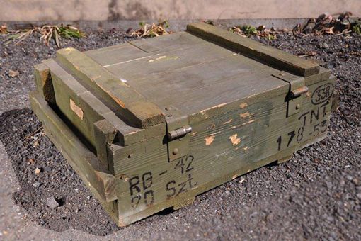 为何在近代历史上的战争中,弹药箱要用木质的而不是用铁质的呢?