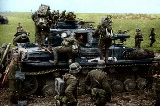 第二次世界大战“巴巴罗萨”行动中,德国三个集团军群各自的任务目标是什么?