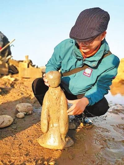 洛阳黄河河道首次发现完整西汉陶仕女俑