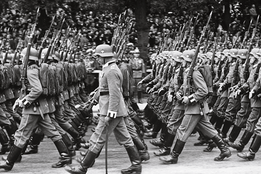 柏林被攻占后,为何英美放纵邓尼茨公开统治德国?