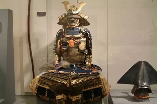 日本战国时期武士的头盔为什么会有两个巨角?