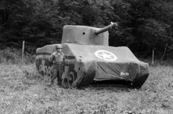 德军狙击手看着四名美国士兵抬着坦克前进,这是怎么一回事?