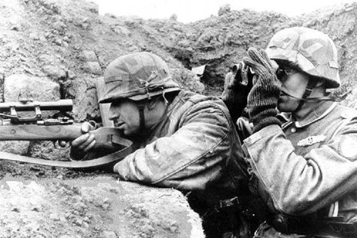 德军狙击手看着四名美国士兵抬着坦克前进,这是怎么一回事?