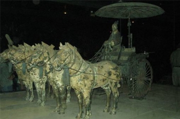 为什么中国古代的马车大多是两个轮子