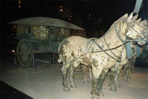 为什么中国古代的马车大多是两个轮子