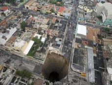 危地马拉天坑有多深，直径20米深100米(吞人噬楼死伤20人)