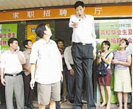 亚洲第一巨人王峰军身高2.55米，遭病痛折磨/已逝世(视频)
