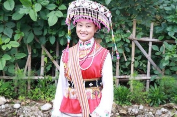 傈僳族的女性穿什么样的服饰