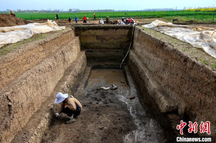 湖北襄阳凤凰咀遗址发掘出一段古城墙和护城河