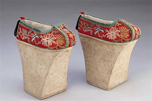 清朝人为什么要穿很难走路的花盆底鞋