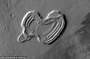 天文学家观测到火星表面存在着一个心形陨坑