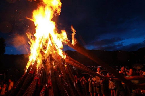 彝族火把节中的迎火,赞火,送火是什么?