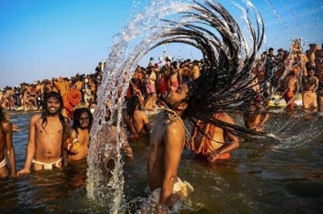 印度教重要庆典“大壶节”盛会开始 将有1.2亿名朝圣者抵达圣河沐浴洗罪孽