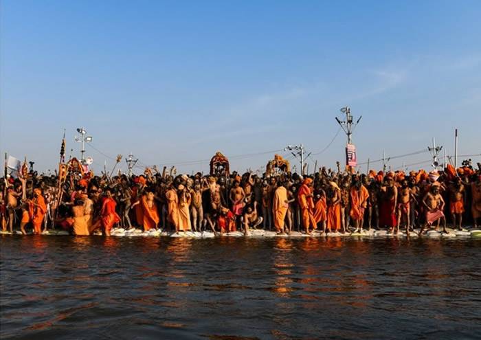 印度教重要庆典“大壶节”盛会开始 将有1.2亿名朝圣者抵达圣河沐浴洗罪孽