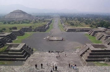 墨西哥古城特奥蒂瓦坎的月亮金字塔发现藏古人期望可通向阴间的神秘地道