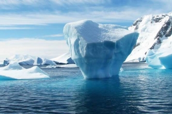一座面积相当于两个纽约大的冰山剥离南极洲布兰特冰架