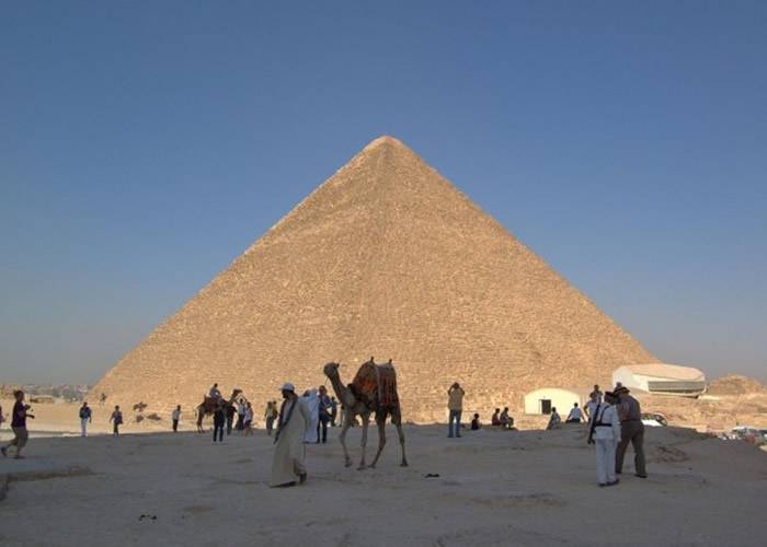 埃及东部沙漠发现4500年历史运送巨石坡道 或解开金字塔建成之谜
