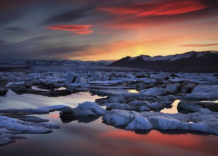 阳光映照散落黑沙滩 冰岛冰河湖如“钻石沙滩”