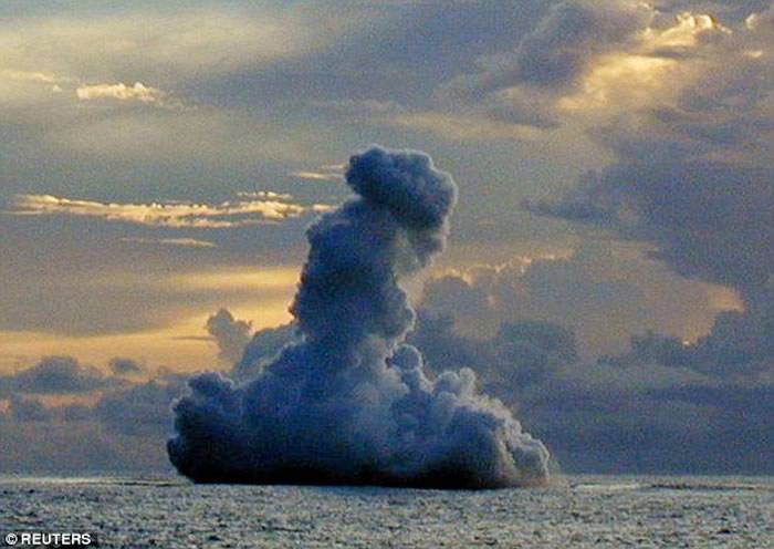 太平洋所罗门群岛外海世界最活跃海底火山“卡瓦奇”附近惊见“突变”鲨鱼