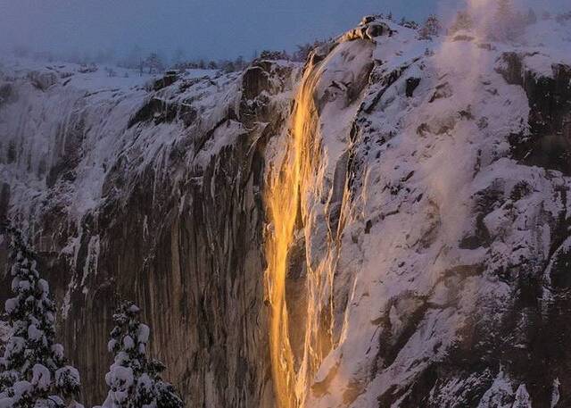 美国加州优胜美地国家公园惊现壮观“火瀑” 如熔岩倾泻而下