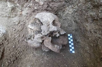 意大利翁布里亚1500年历史古墓中发现“卢加诺吸血鬼” 口塞石块防复活