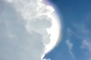 外星人UFO光临？哥伦比亚天空巨型圆盘在云层上方盘旋
