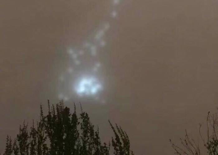 北京上空晚上出现神秘的光斑 气象专家：疑似光影效果