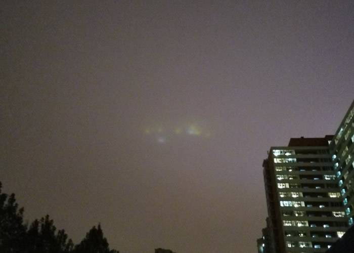 北京上空晚上出现神秘的光斑 气象专家：疑似光影效果