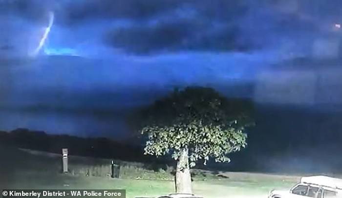 澳大利亚超清晰“立体UFO”现身雷雨黑夜 警察惊呆：我们并不孤单