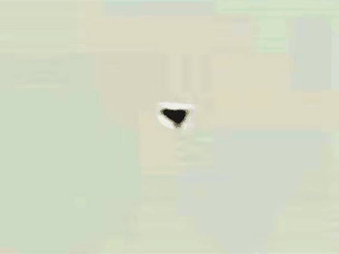 重庆江北区上空突然出现三角形不明飞行物 悬浮半空20分钟