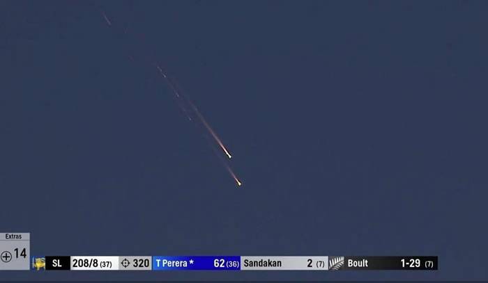 新西兰北部科罗曼德尔半岛上空出现一个火球