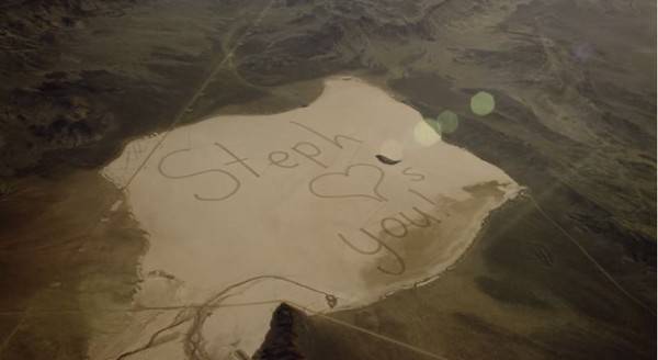 美国13岁女童在沙漠中创造巨大艺术“讯息”给远在国际空间站的宇航员爸爸