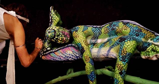 意大利艺术家Johannes Stoetter的人体艺术创作《变色龙》几可乱真
