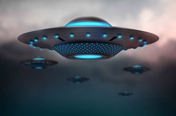 美国海军飞行员讲述每天都能在东海岸上空看到奇怪的不明飞行物UFO