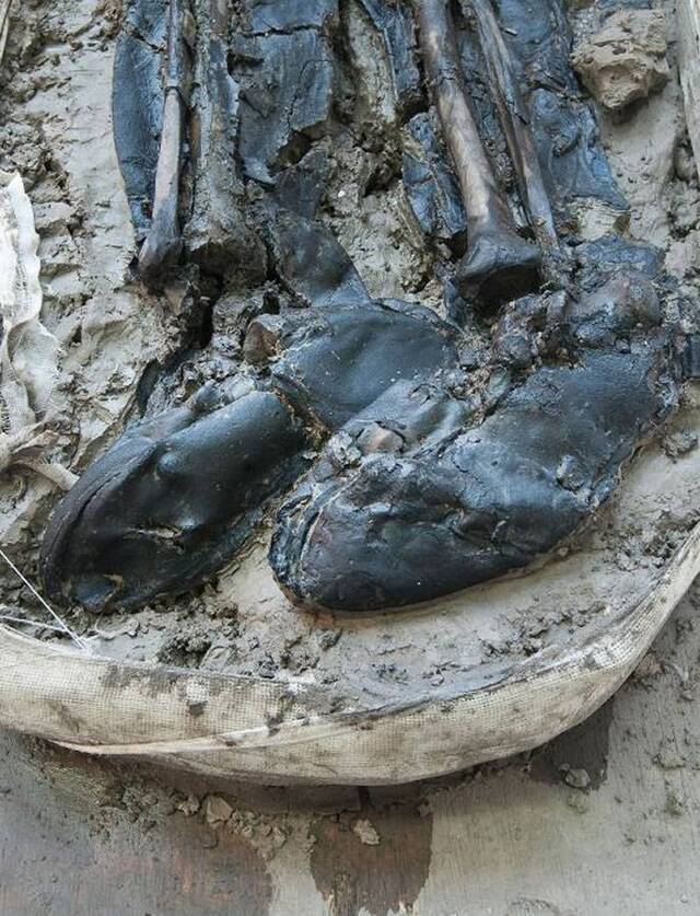 英国伦敦泰晤士河畔出土500年前穿着大腿靴的中世纪男子