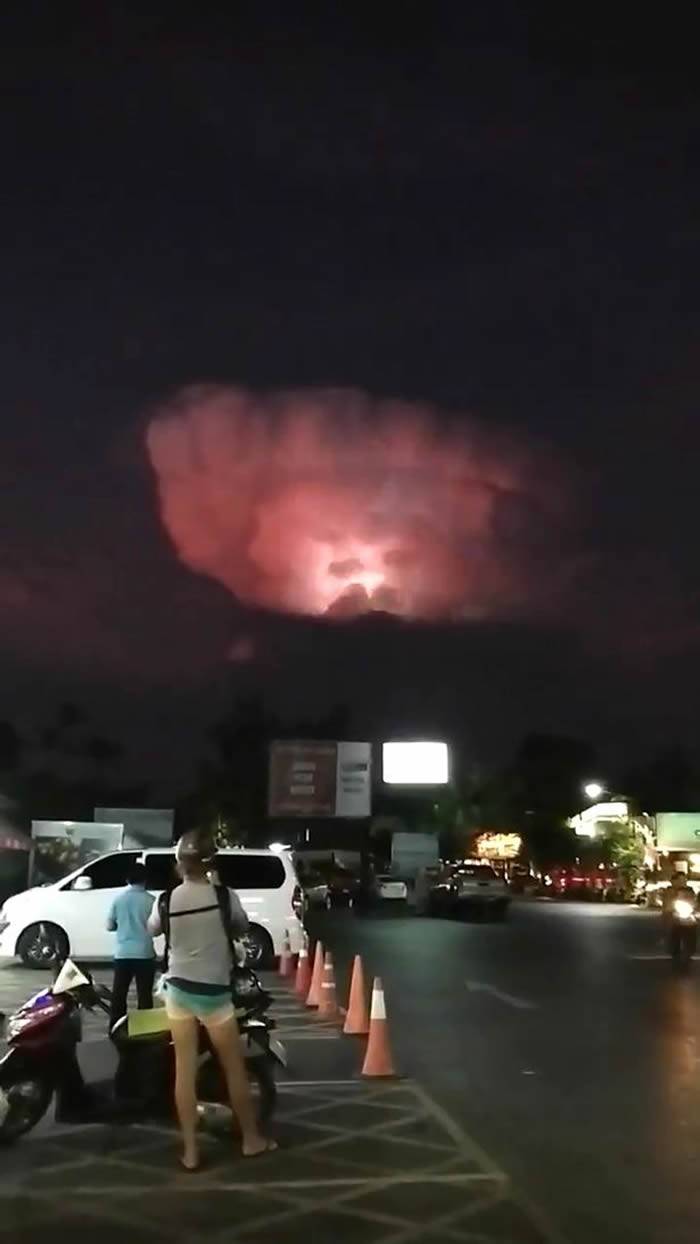 新西兰男子在泰国布吉岛度假时拍到天空异象：神秘UFO雷电中现云间