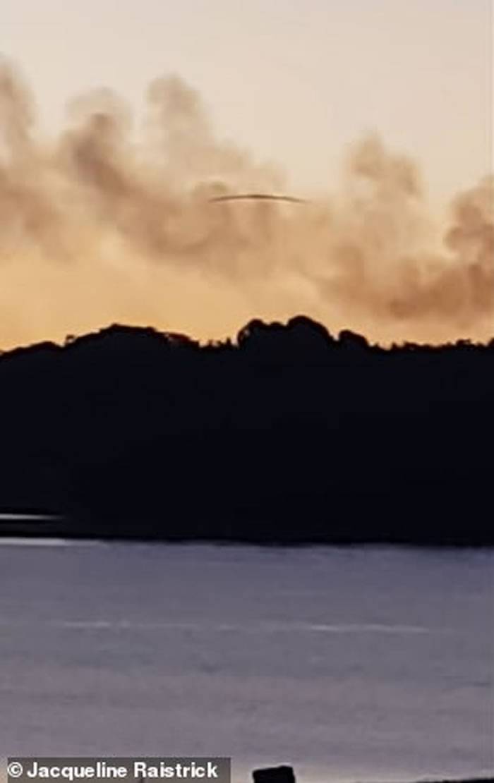 外星人UFO？澳洲昆士兰省女子黄昏发现天边飘着数个长形物体