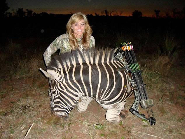 美国女猎人Rebecca Francis杀长颈鹿晒合照惹众怒