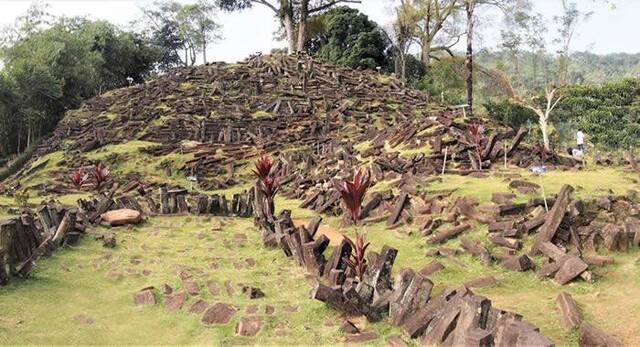 印尼爪哇岛森林深处发现史上最大、可能也是最古老的人造金字塔