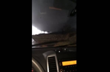 美国男子冒险用手机拍下一段龙卷风来袭的特写视频